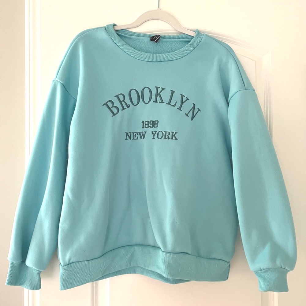 Comfy oversized crewneck. Barely worn, and in perfect condition!